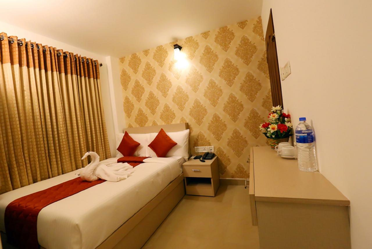 Hotel Swarna Residency Kochi Esterno foto