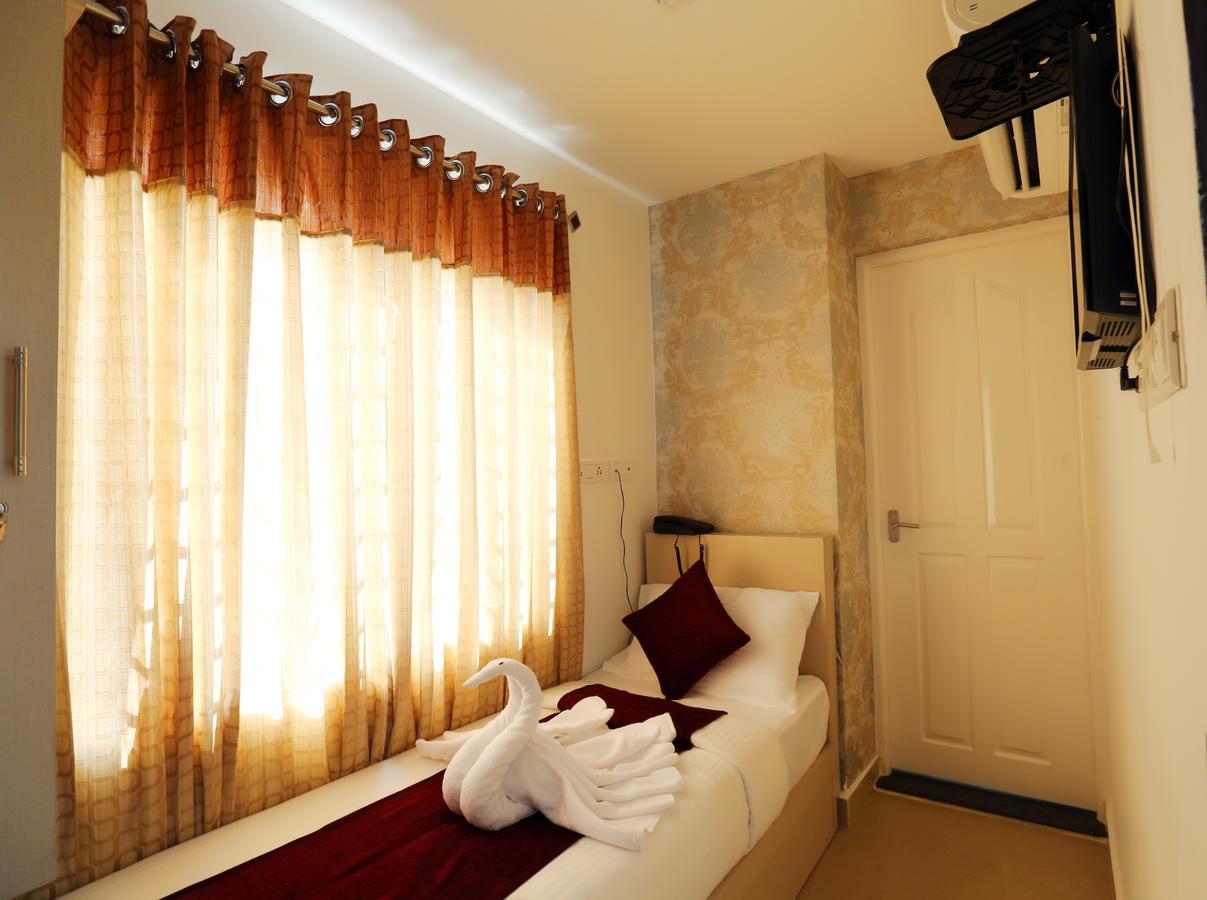 Hotel Swarna Residency Kochi Esterno foto