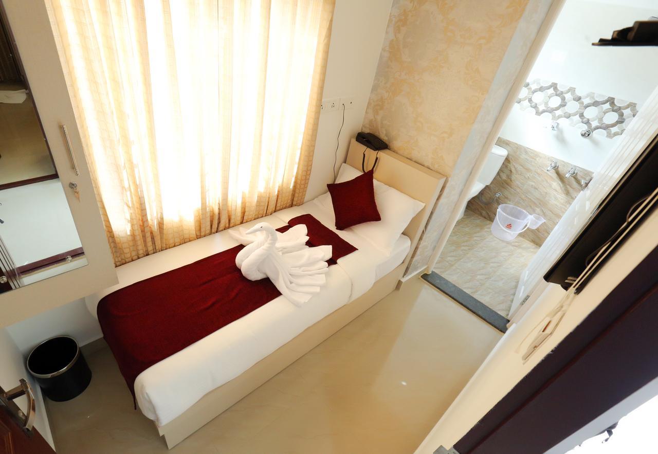 Hotel Swarna Residency Kochi Esterno foto