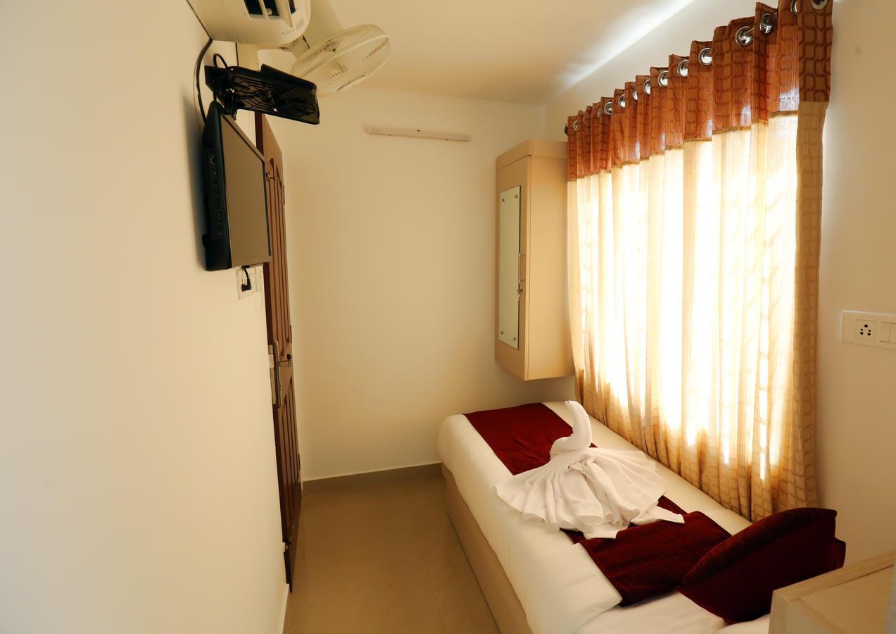 Hotel Swarna Residency Kochi Esterno foto