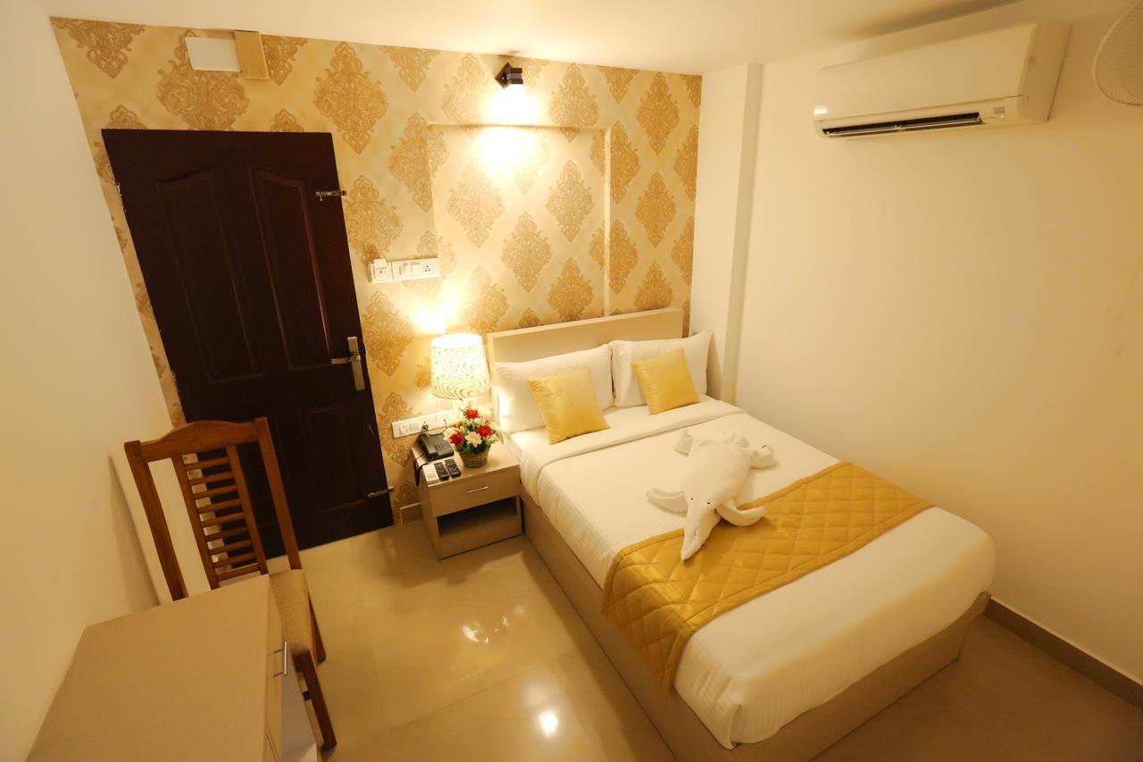 Hotel Swarna Residency Kochi Esterno foto