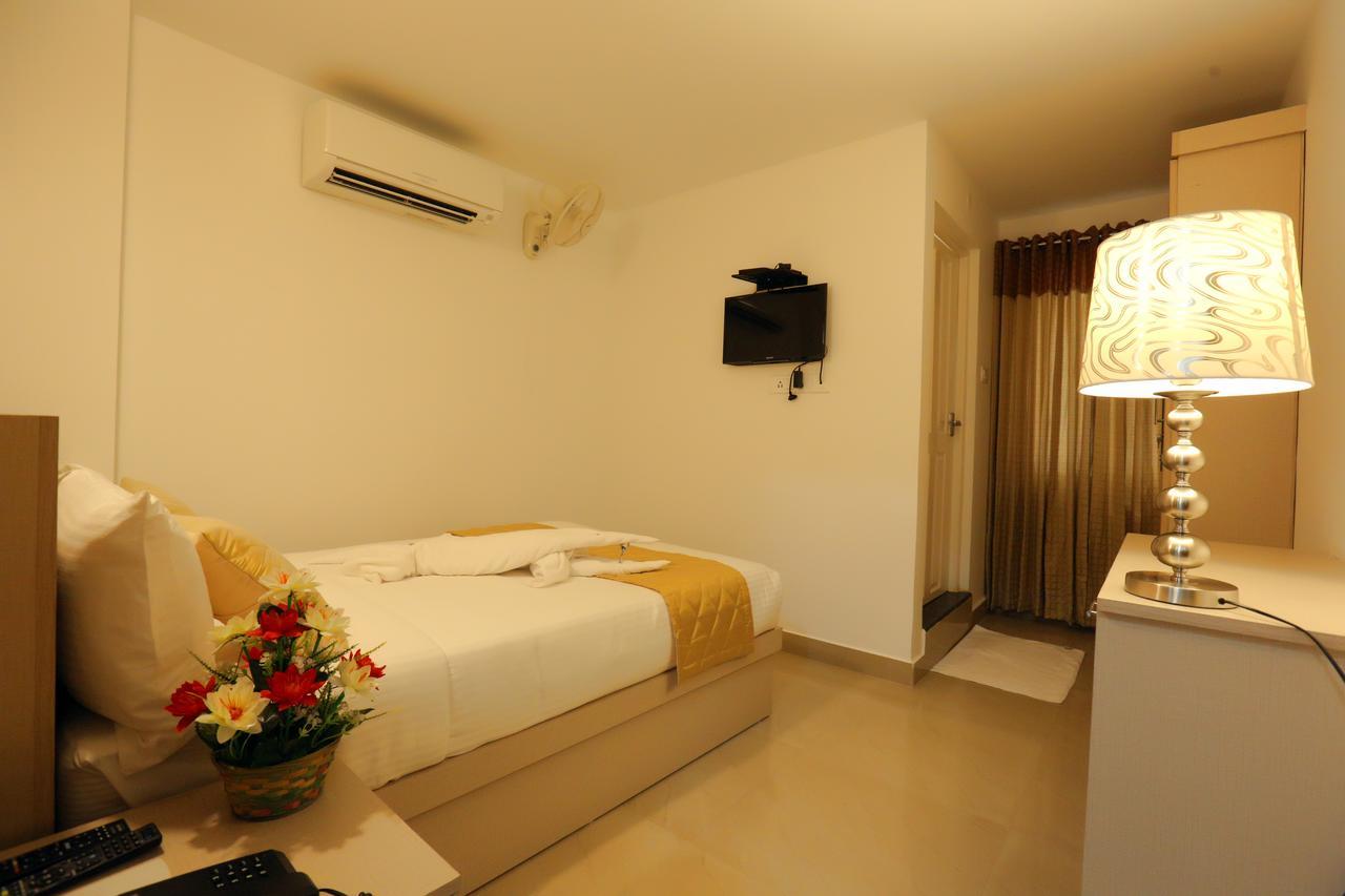 Hotel Swarna Residency Kochi Esterno foto