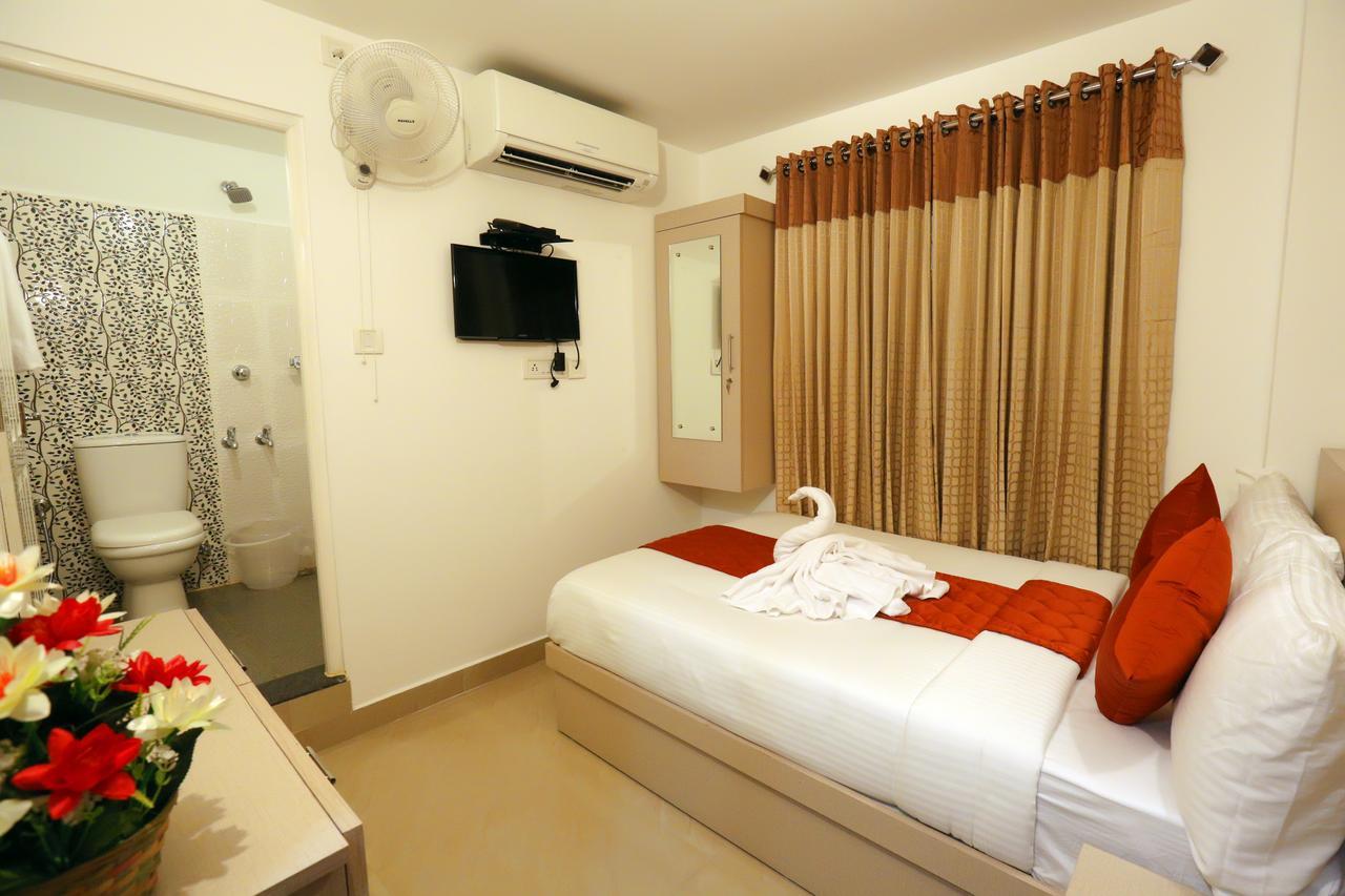 Hotel Swarna Residency Kochi Esterno foto